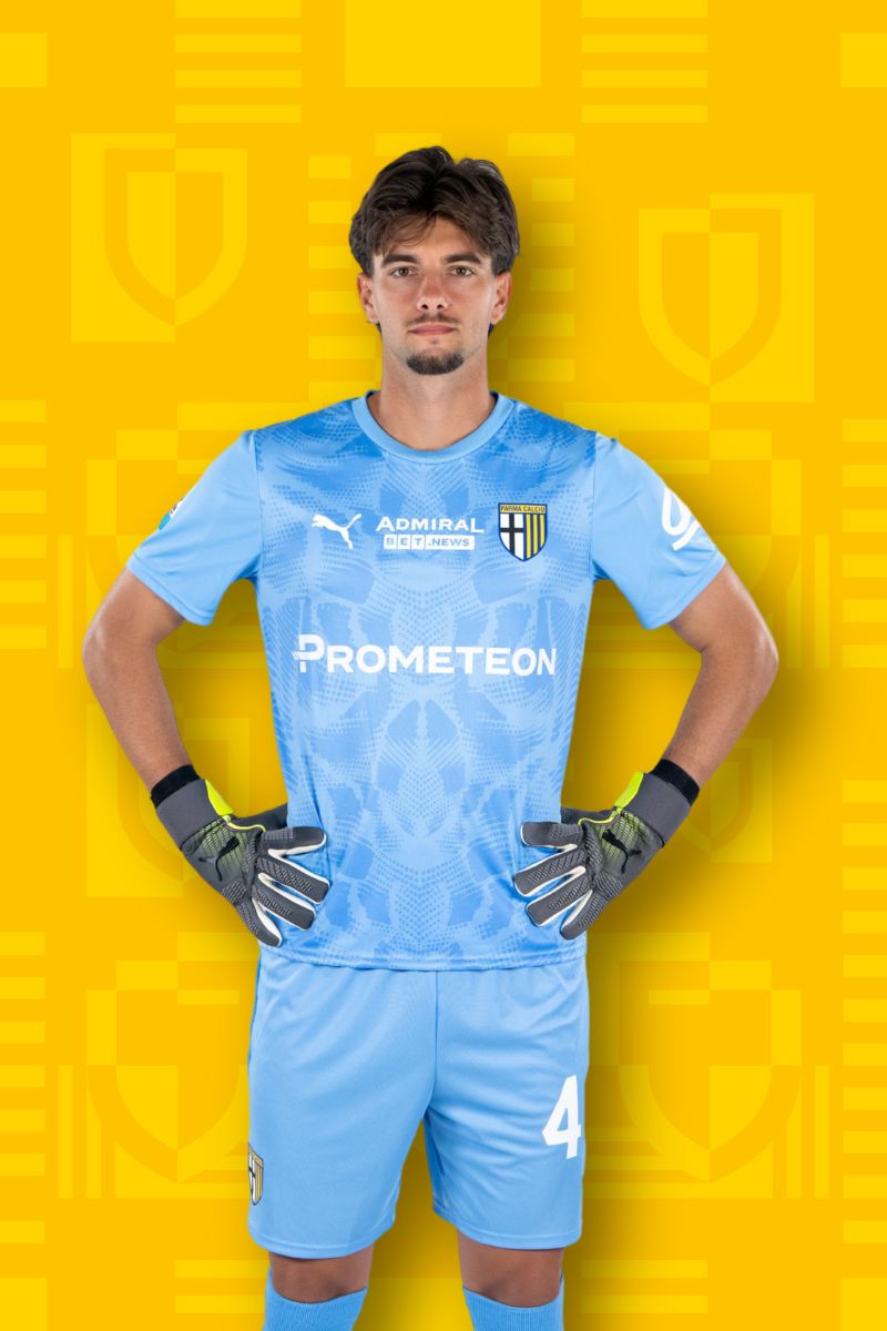 Foto calciatore Corvi con Kit portiere Light Blue Parma Calcio su sfondo Texture gialla