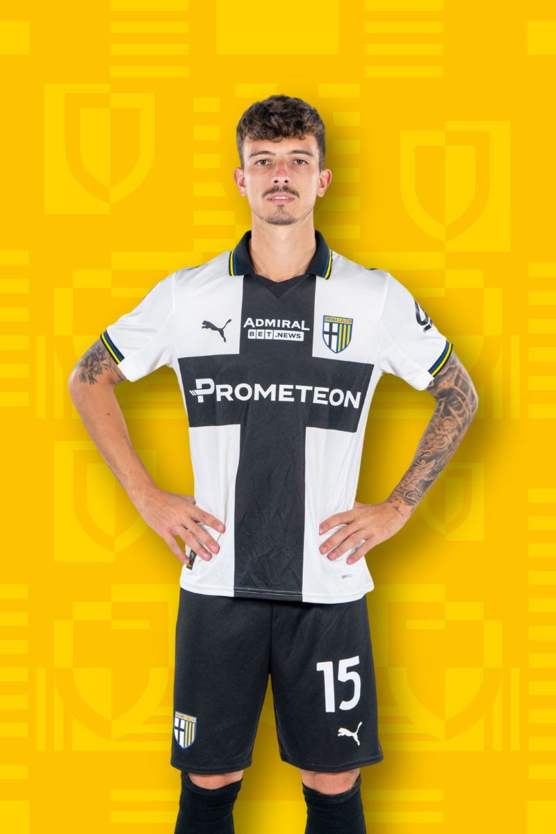 Foto calciatore Delprato con Home Kit Parma Calcio su sfondo Texture gialla