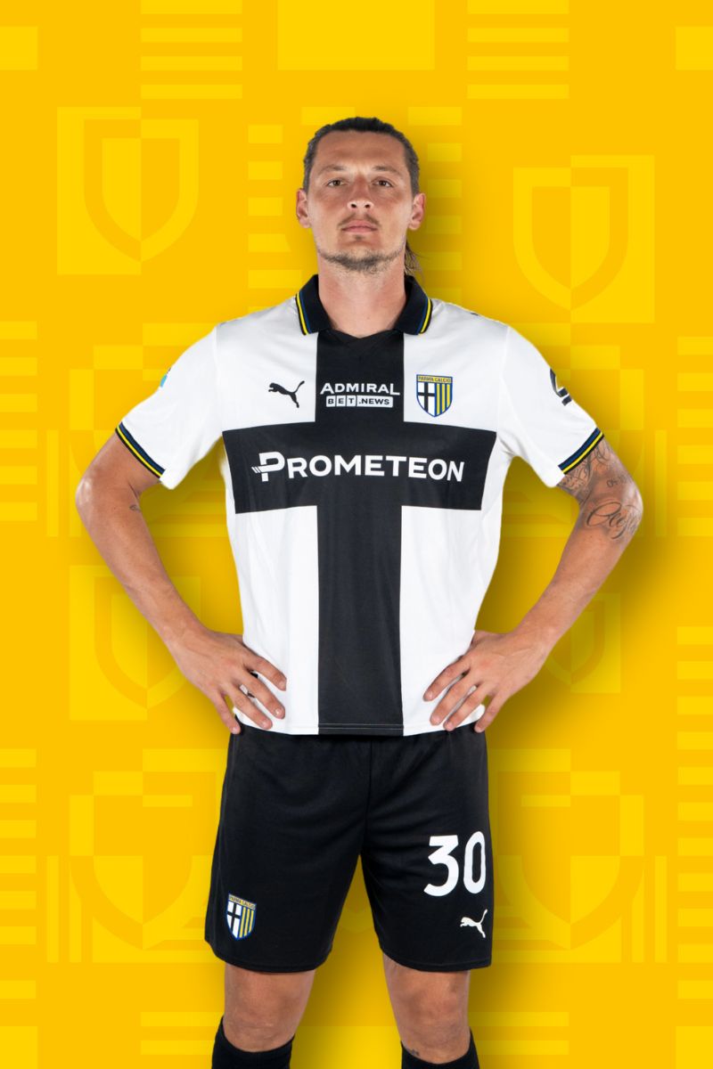 Foto calciatore Djuric con Home Kit Parma Calcio su sfondo Texture gialla