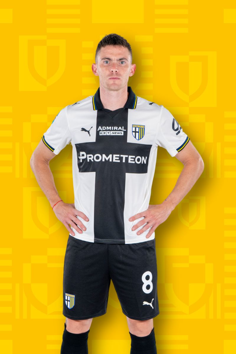Foto calciatore Estévez con Home Kit Parma Calcio su sfondo Texture gialla