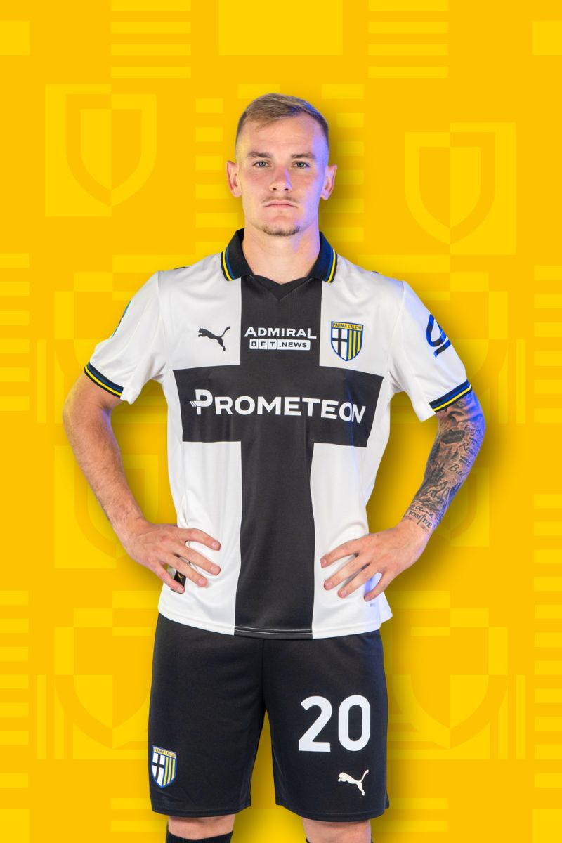 Foto calciatore Frigan con Home Kit Parma Calcio su sfondo Texture gialla