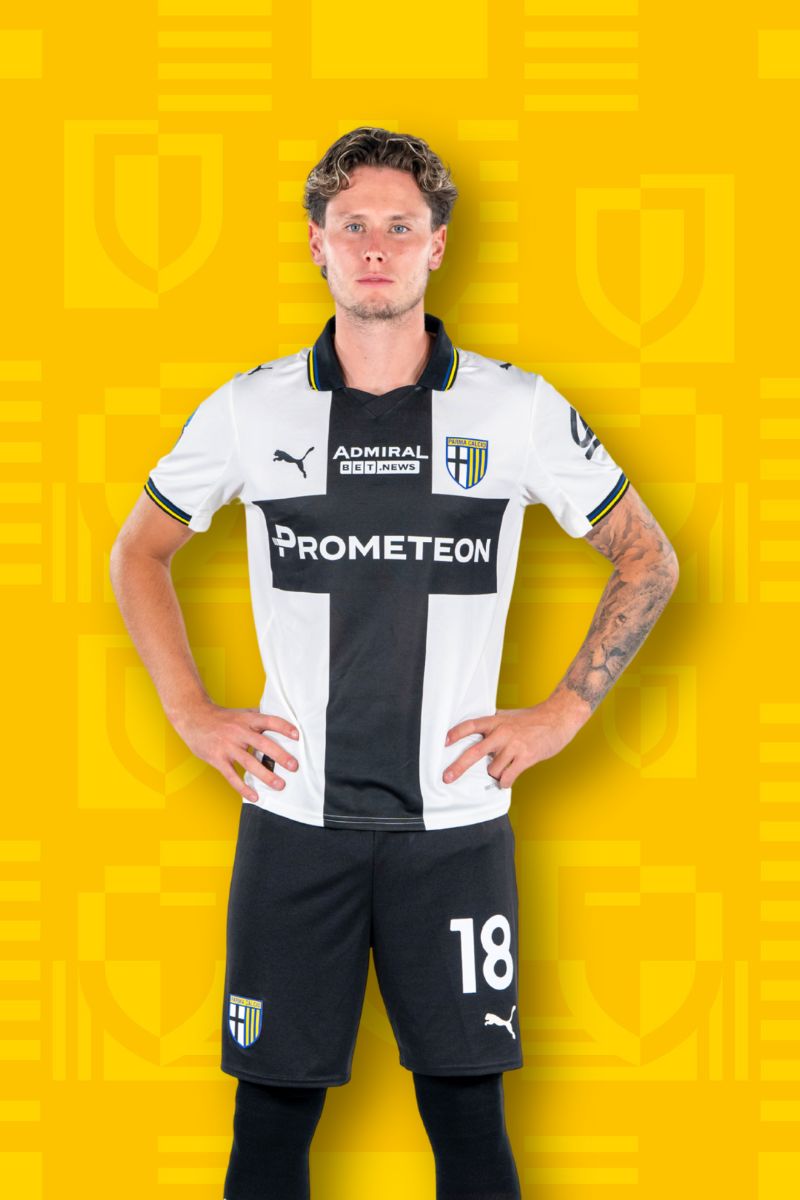 Foto calciatore Lovik con Home Kit Parma Calcio su sfondo Texture gialla