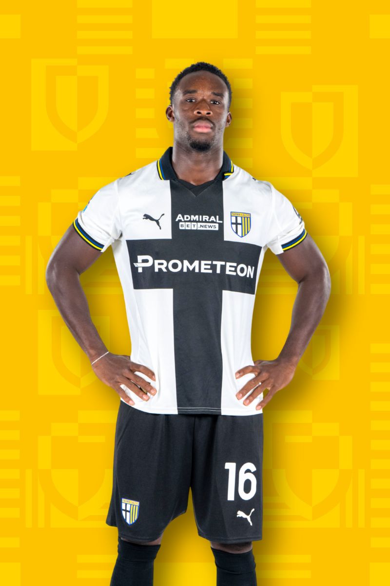 Foto calciatore Mandela con Home Kit Parma Calcio su sfondo Texture gialla