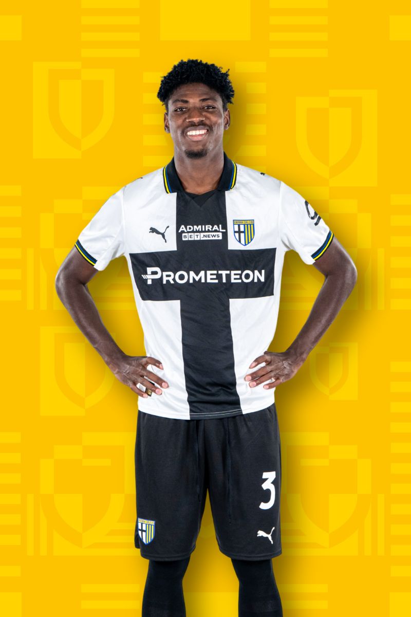 Foto calciatore Ndiaye con Home Kit Parma Calcio su sfondo Texture gialla