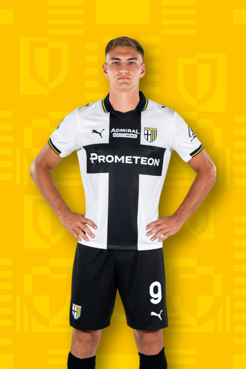 Foto calciatore Pellegrino con Home Kit Parma Calcio su sfondo Texture gialla