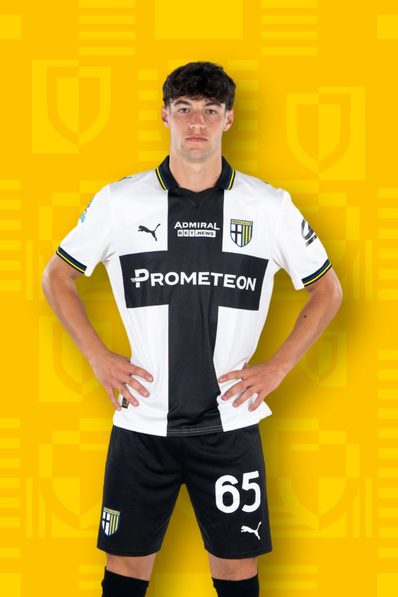 Foto calciatore Plicco con Home Kit Parma Calcio su sfondo Texture gialla