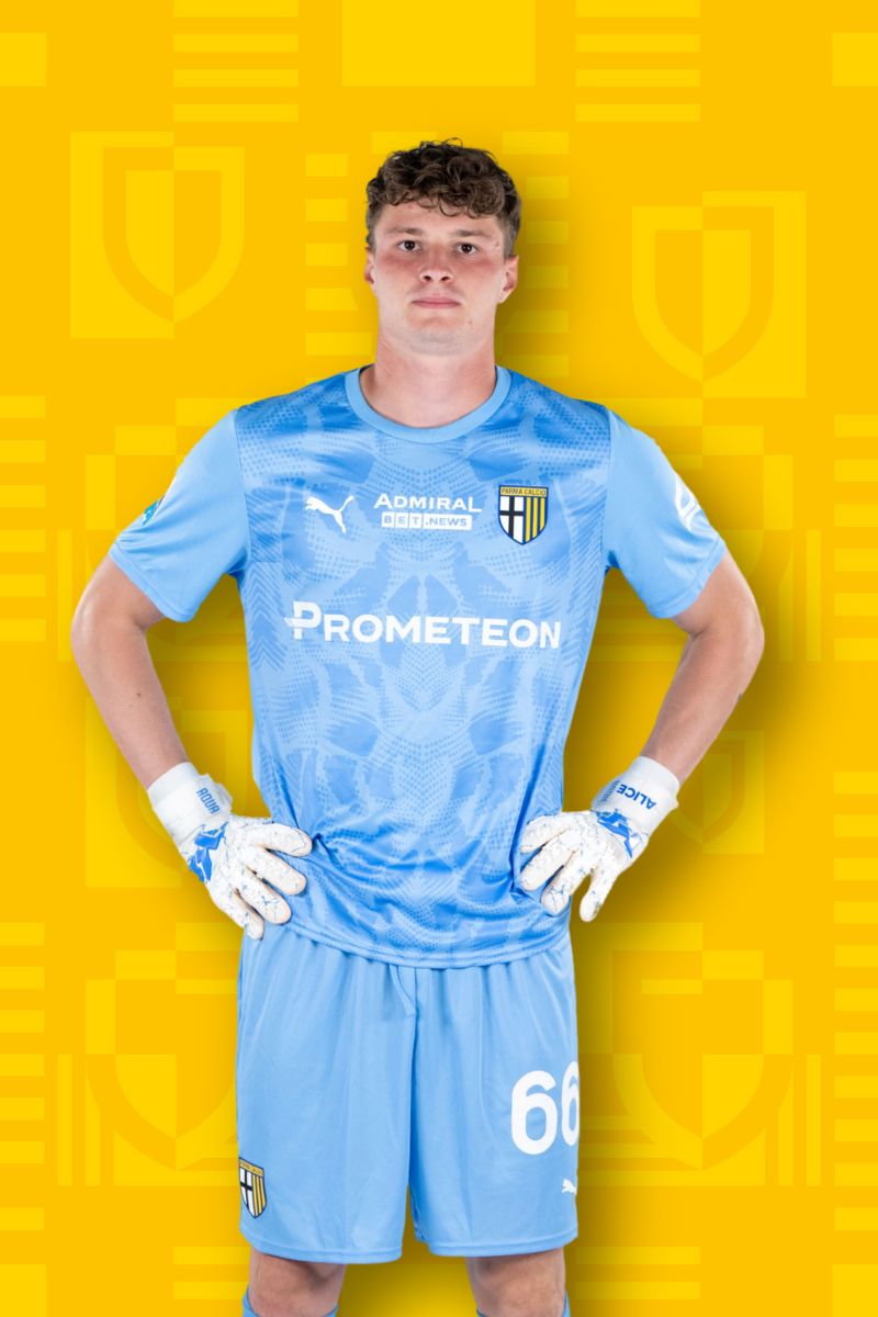 Foto calciatore Rinaldi con Kit portiere Light Blue Parma Calcio su sfondo Texture gialla