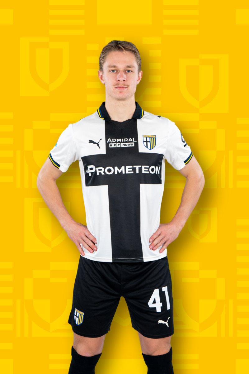 Card Calciatore Nicolussi caviglia 41 con maglia home binca e croce nera, pantaloncini neri e sfondo texture gialla