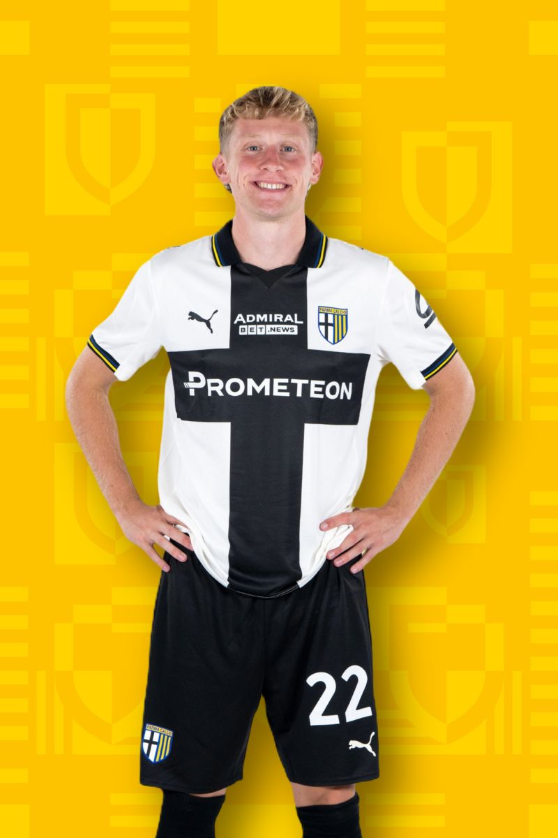 Foto calciatore Sorensen con Home Kit Parma Calcio su sfondo Texture gialla