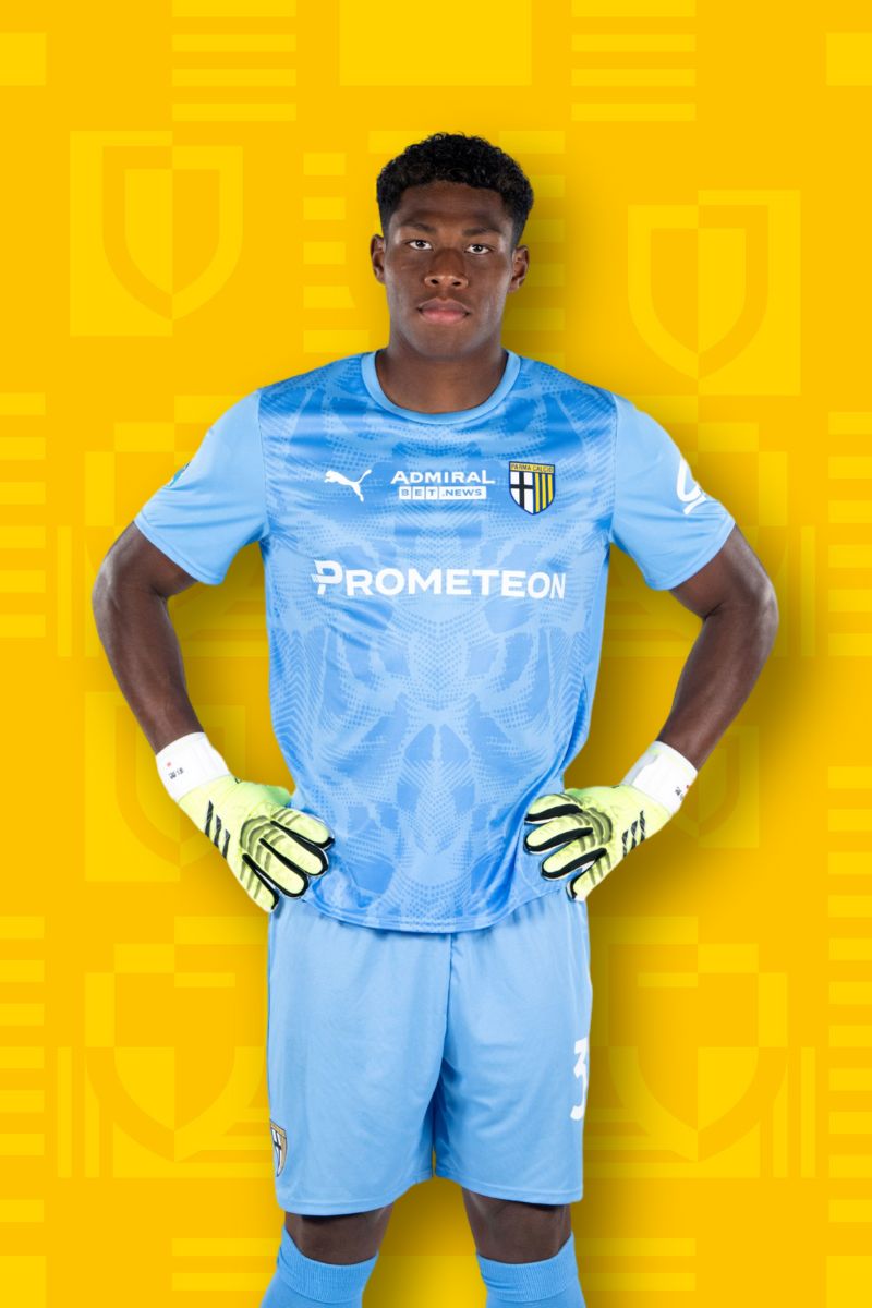 Foto calciatore Suzuki con Kit portiere light Blue Parma Calcio su sfondo Texture gialla