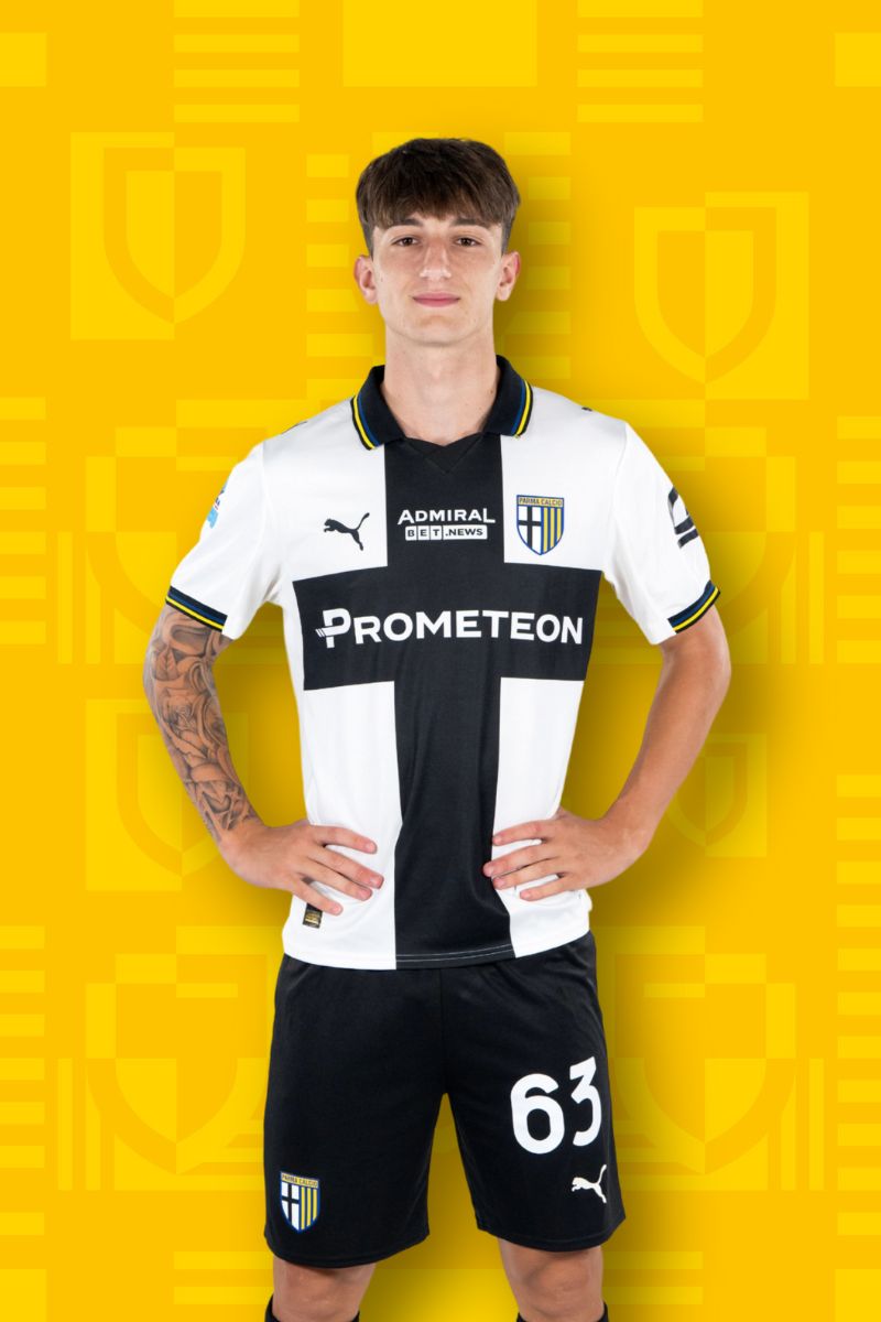 Foto calciatore Trabucchi con Home Kit Parma Calcio su sfondo Texture gialla