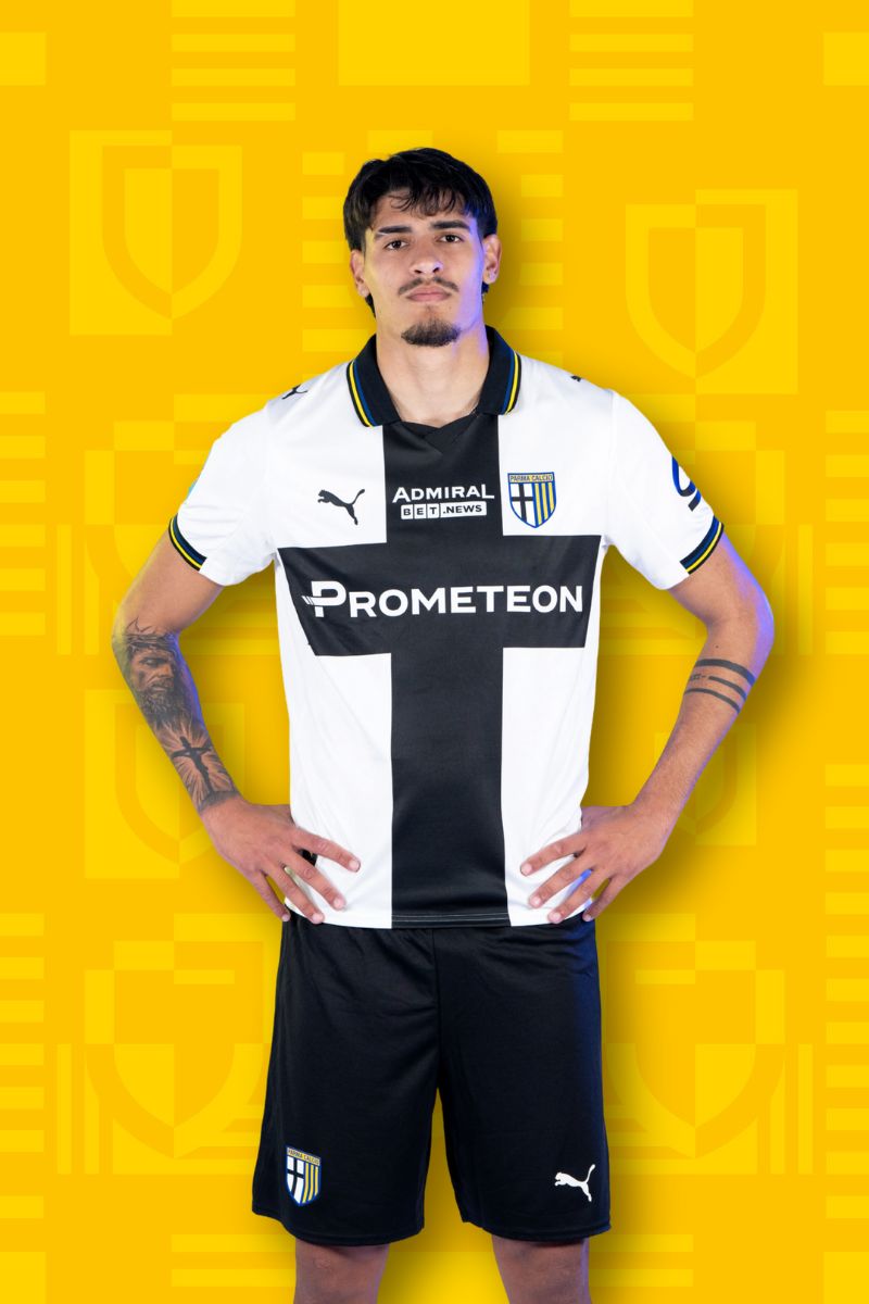 Foto calciatore Troilo con Home Kit Parma Calcio su sfondo Texture gialla