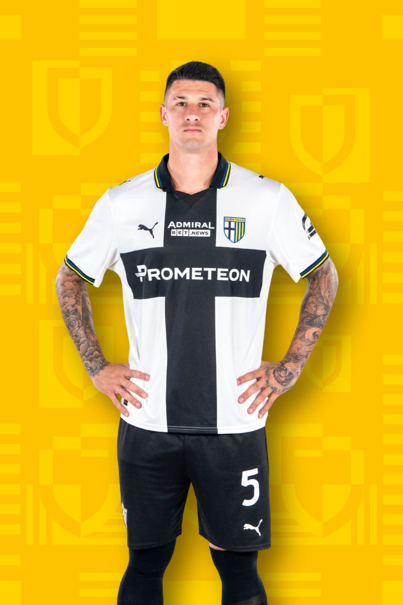 Foto calciatore Valenti con Home Kit Parma Calcio su sfondo Texture gialla