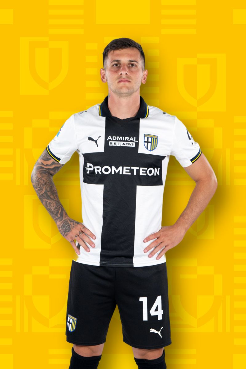 Foto calciatore Valeri con Home Kit Parma Calcio su sfondo Texture gialla