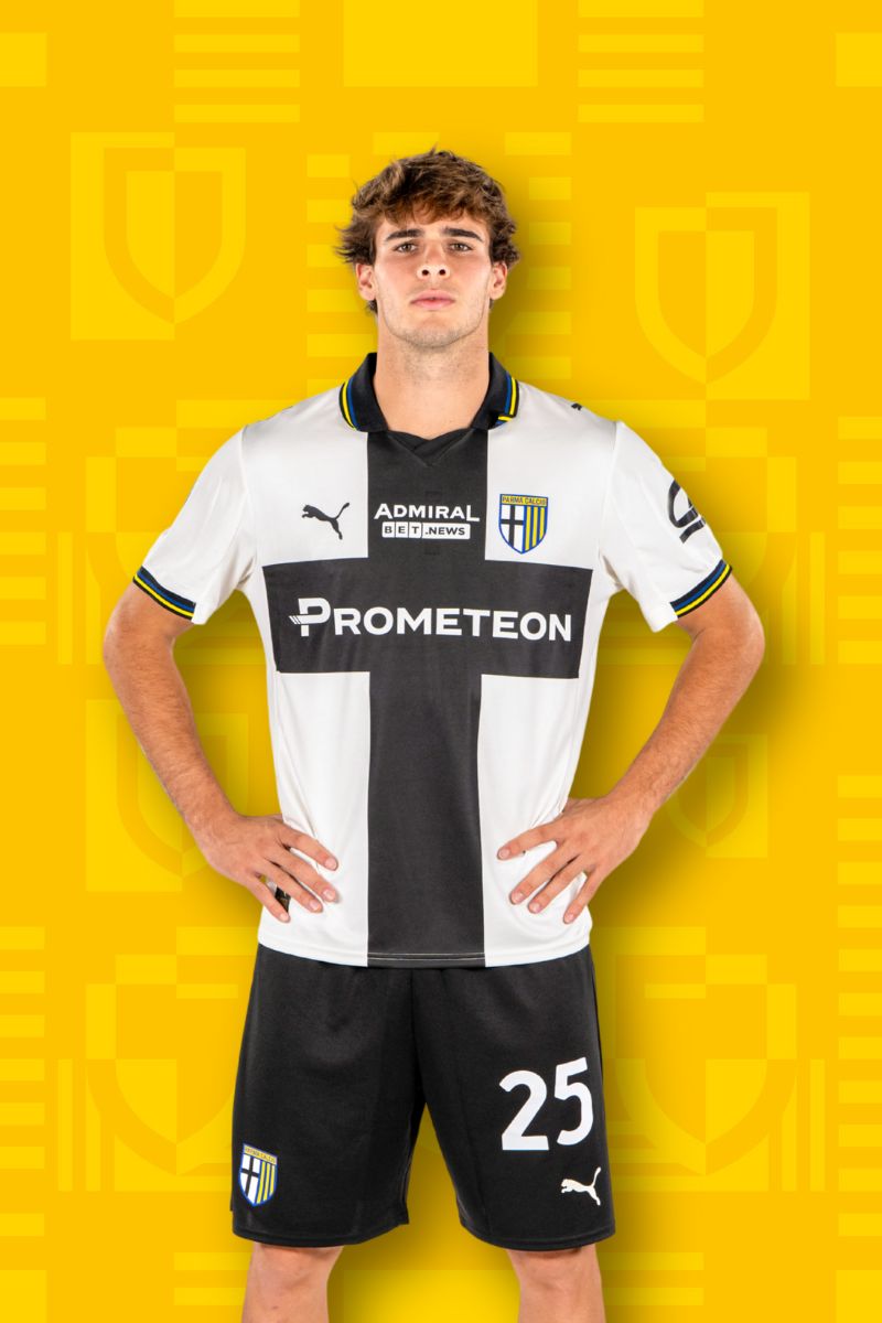 Foto calciatore Cremaschi con Home Kit Parma Calcio su sfondo Texture gialla