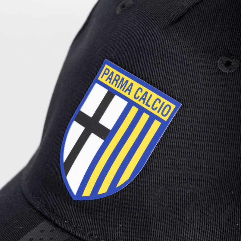 Cappello nero con visiera e dettaglio logo Parma Calcio