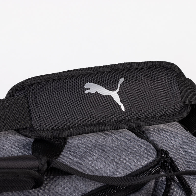 Foto dettaglio maniglia nera borsone Parma Calcio con logo Puma in argento