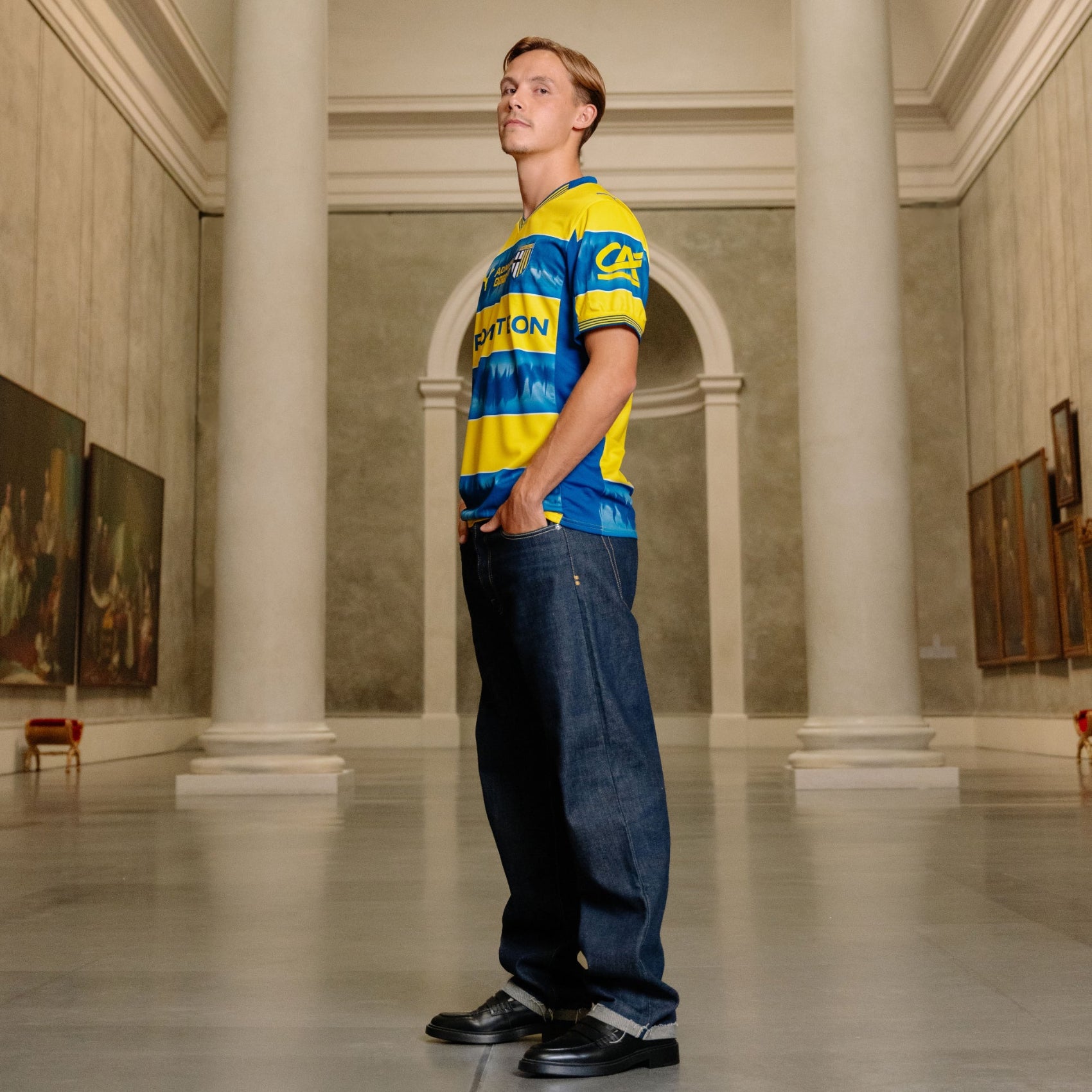 Foto presentazione maglia gara away nei colori giallo e blu che riprende in modo stilizzato la voce dei cori dei tifosi. Indossata dal calciatore Ondrejka della prima squadra maschile Parma Calcio