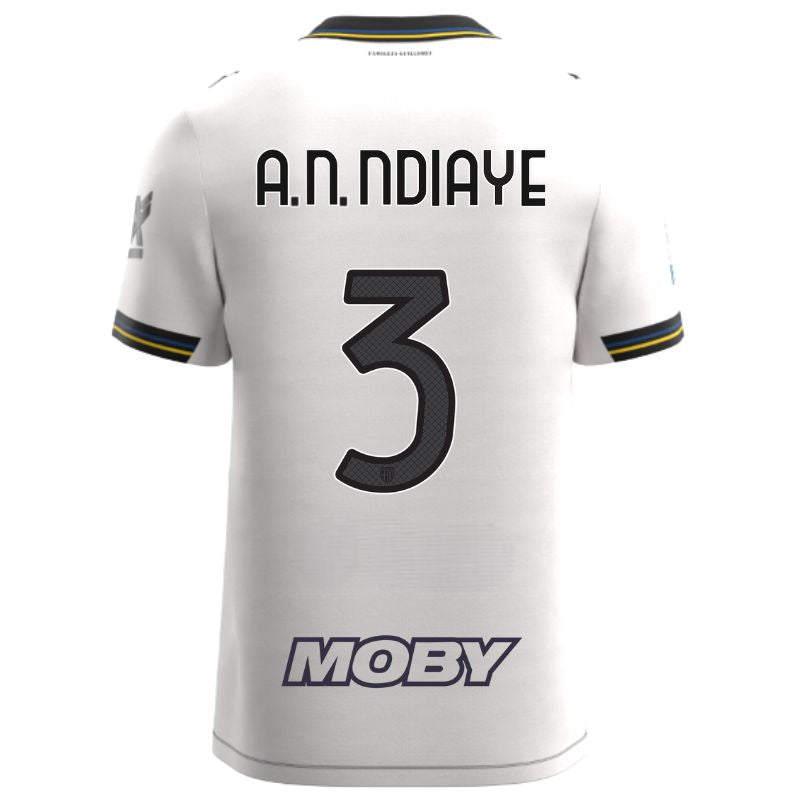 Maglia gara Home Parma Calcio Warm White con croce nera colletto a V, i dettagli in blu e giallo personalizzata con nome e numero A.N. Ndiaye 3, sponsor e patch serie A