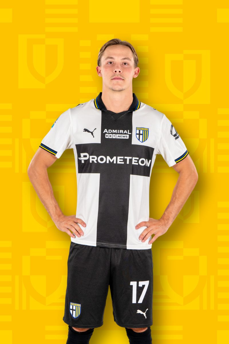 Foto calciatore Ondrejka con Home Kit Parma Calcio su sfondo Texture gialla