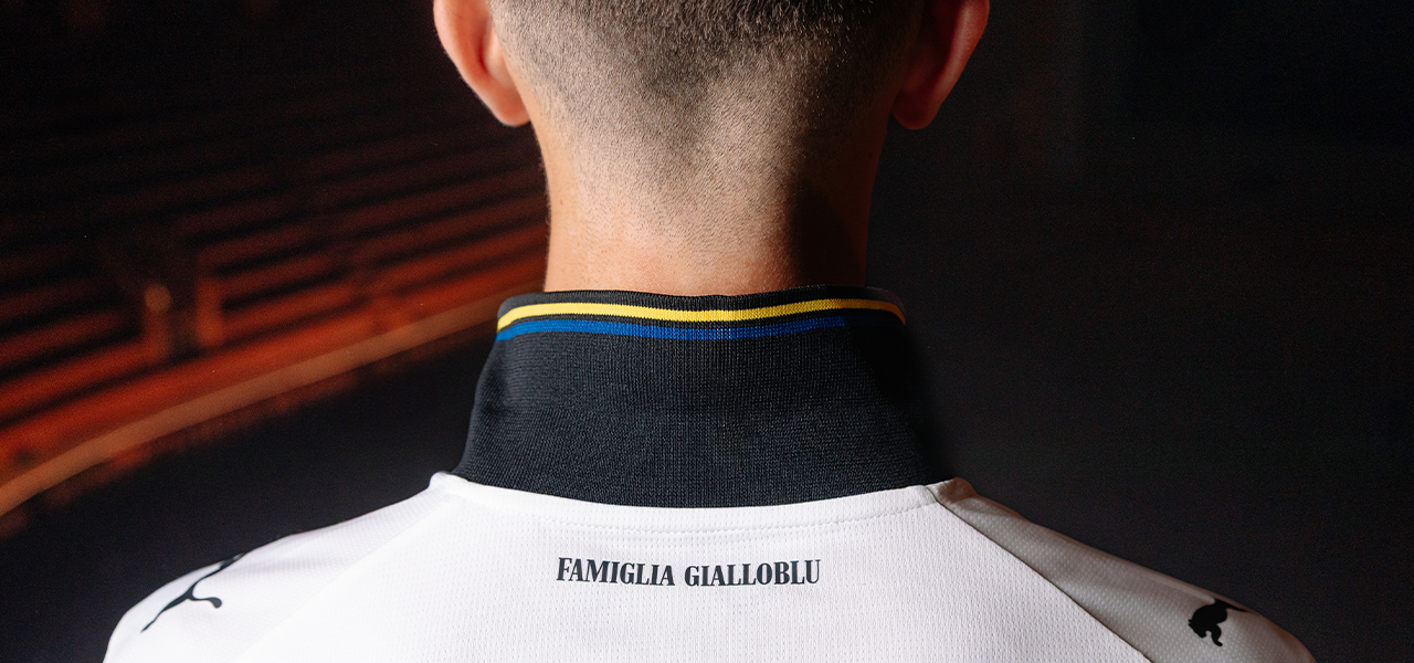 Dettaglio sul retro colletto maglia gara home parma calcio con scritta Famiglia Gialloblu