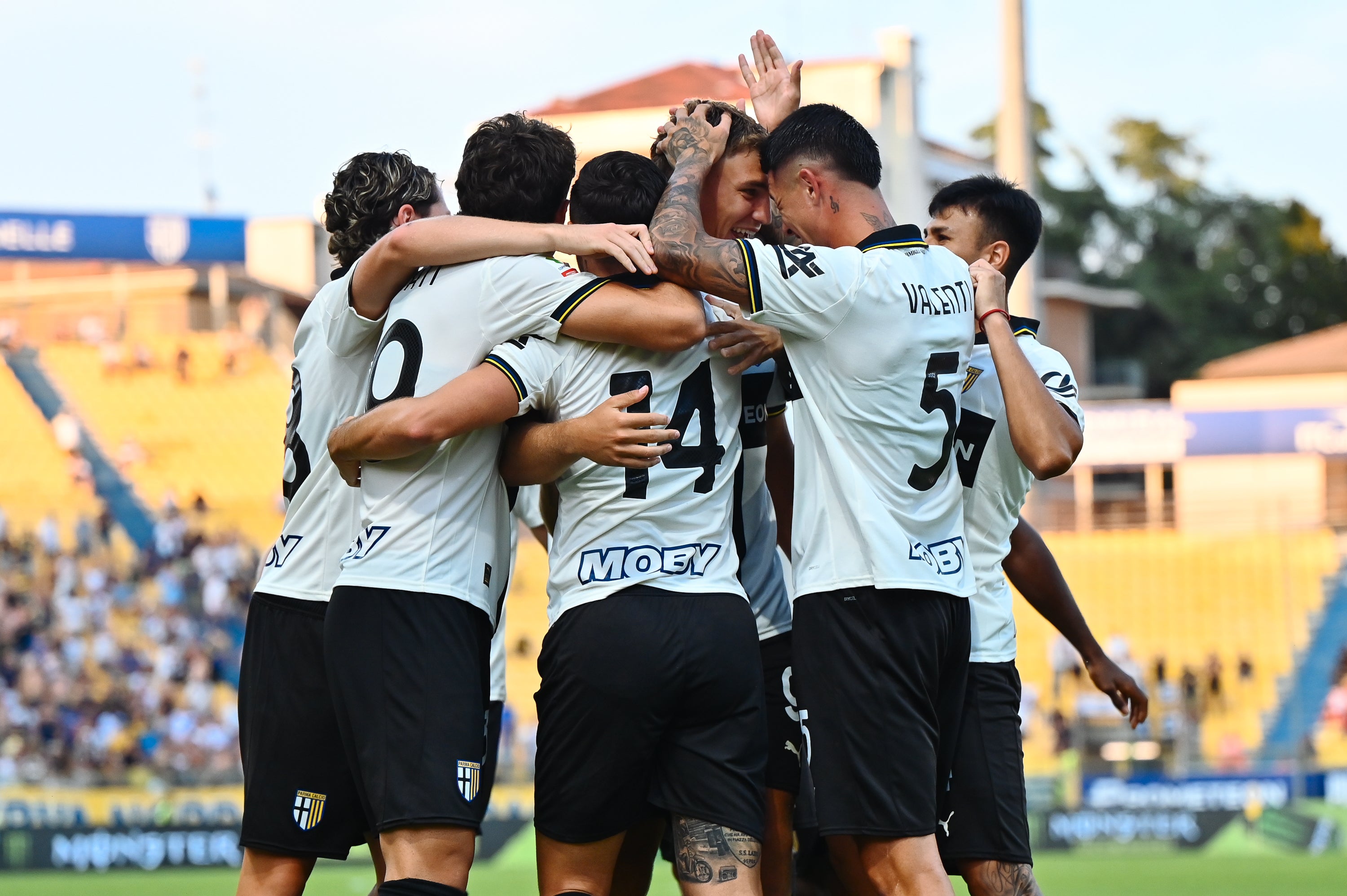 Foto esultanza prima squadra maschile durante partita allo stadio Tardini con Home kit 25/26