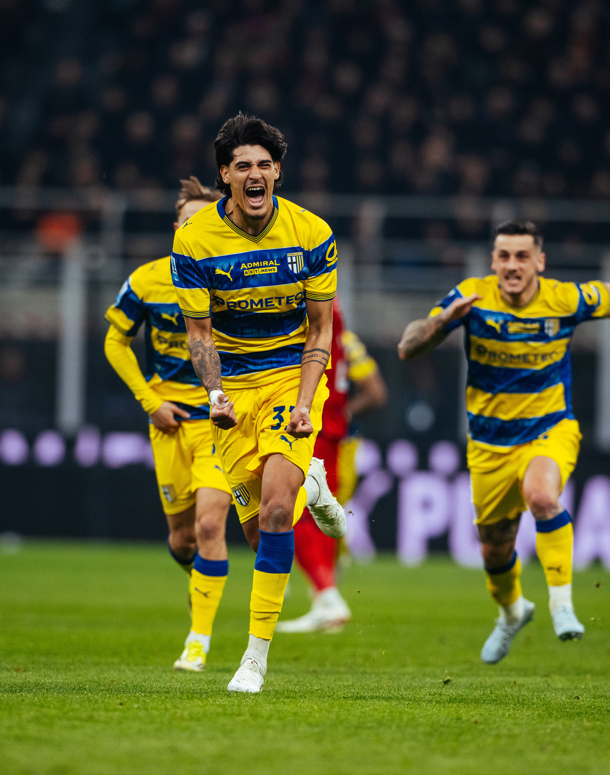 Esultanza Troilo con away kit giallo e blu durante partita Parma - Milan