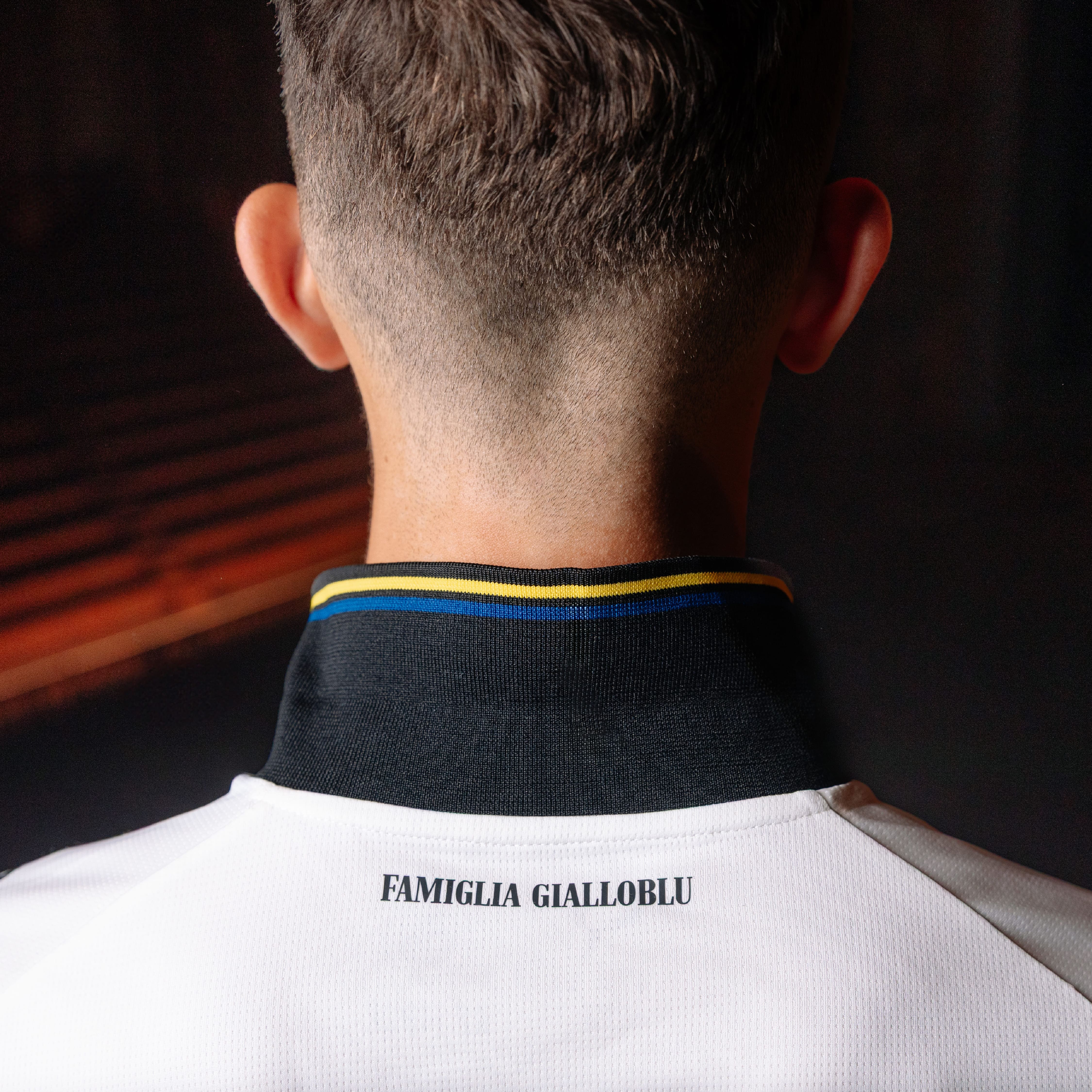 Dettaglio sul retro colletto maglia gara home parma calcio con scritta Famiglia Gialloblu