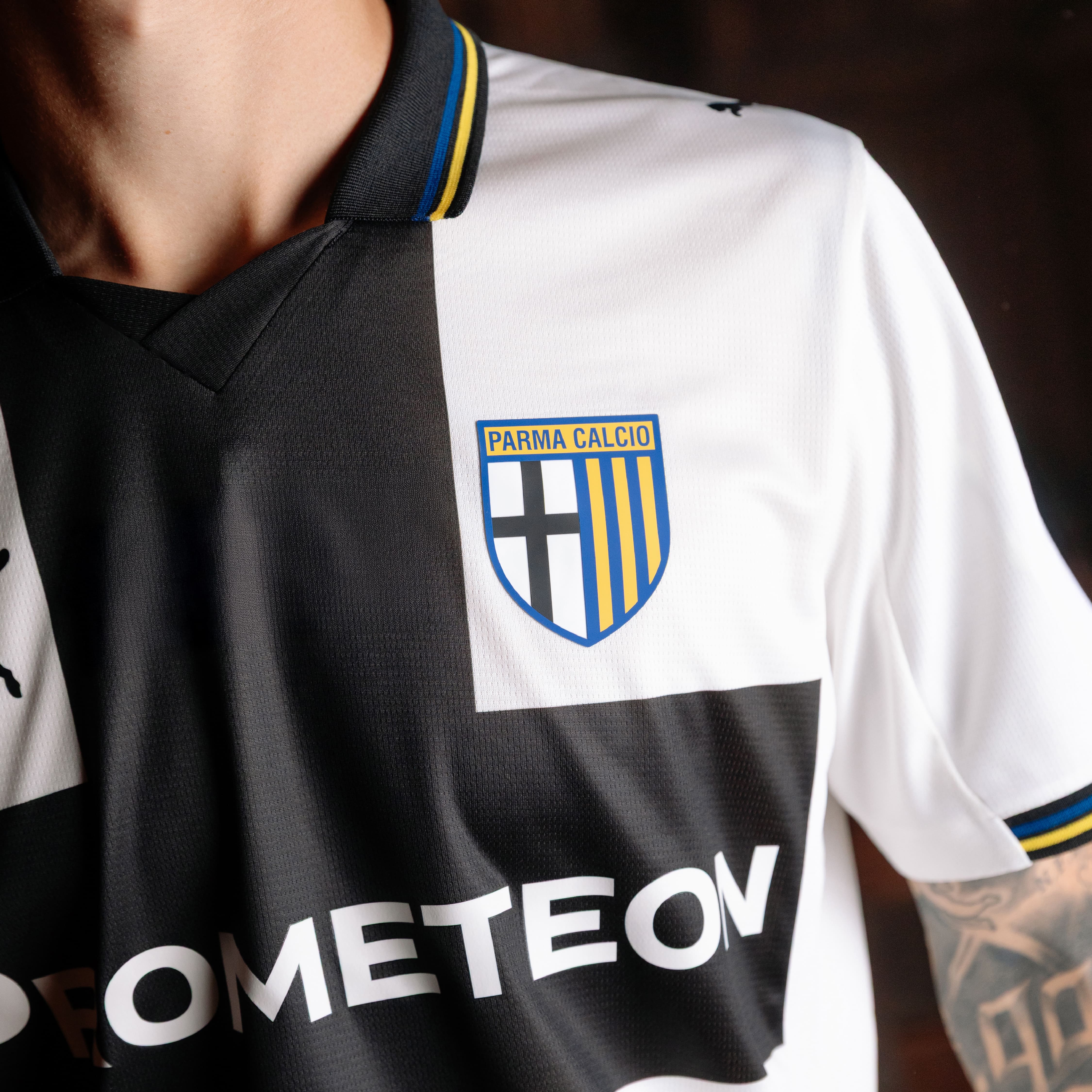 Dettaglio nuova maglia Home Parma Calcio 25/26 con colletto a righe gialloblu e logo