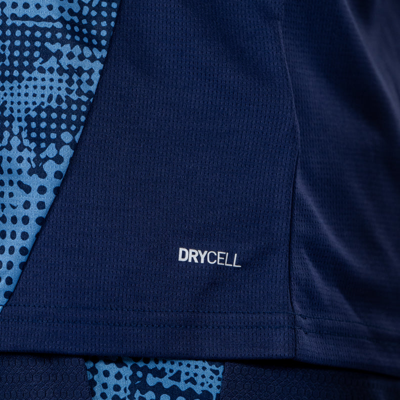 Dettaglio scritta DRYCELL maglia training calciatori blu navy con fantasia geometrica