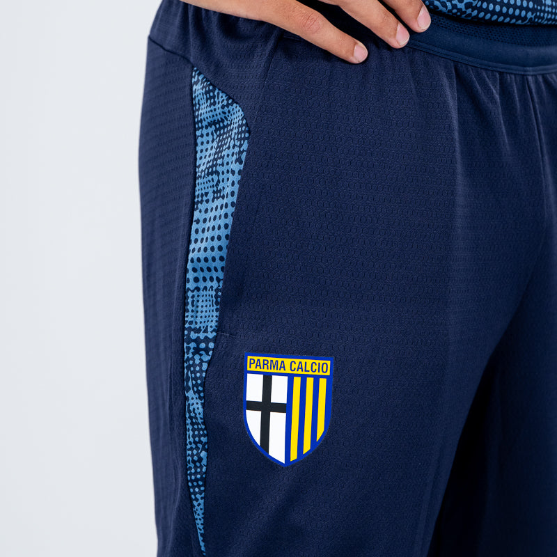 Dettaglio pantalone allenamento lungo blu navy con logo Parma Calcio