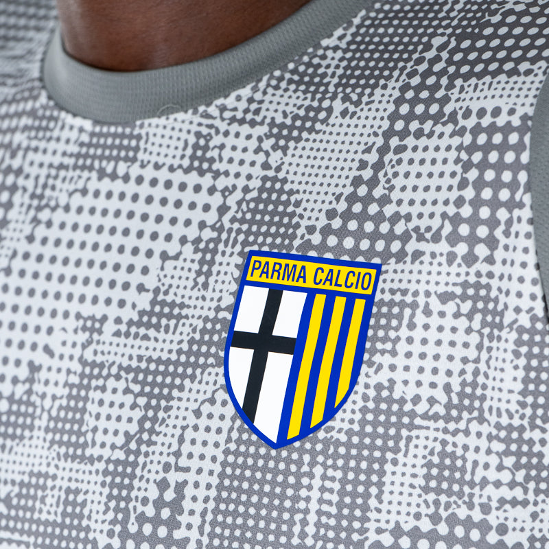 Dettaglio logo Parma maglia training staff grigia con fantasia geometrica