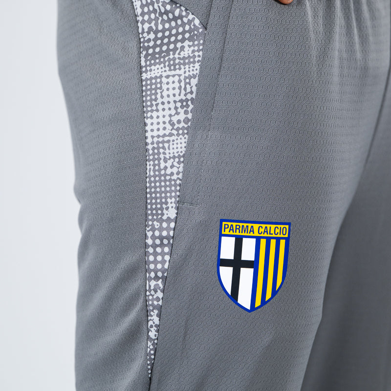 Dettaglio pantalone training staff grigio con logo parma calcio e trama geometrica laterale
