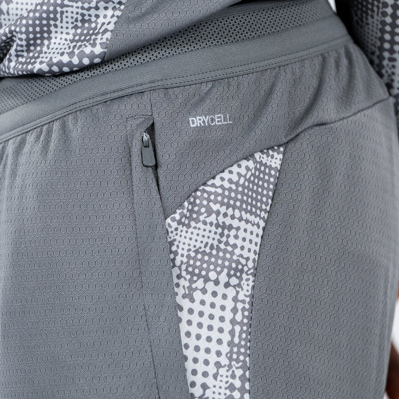 Dettaglio pantalone training staff grigio scritta DRYCELL e trama geometrica laterale