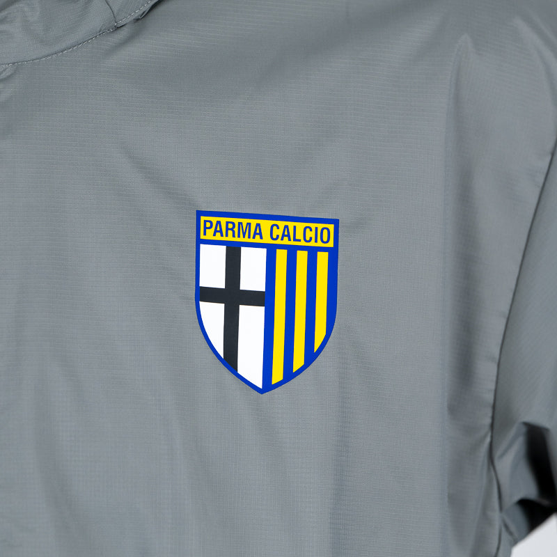 Dettaglio giacca antipioggia training grigia con logo Parma Calcio