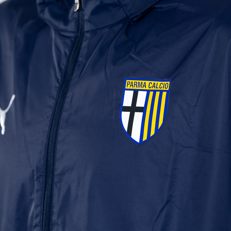 Dettaglio giacca antipioggia training blu navy con logo Parma Calcio