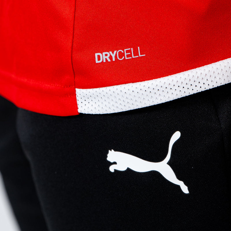 Dettaglio logo Puma cat bianco Pantalone nero tuta woman