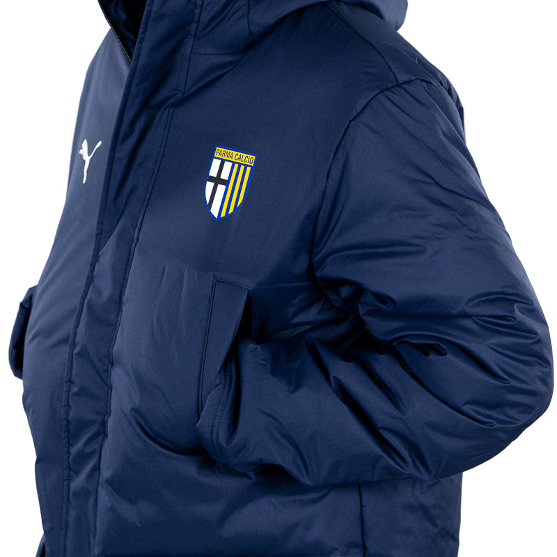 Dettaglio giacca da panchina blu navy con tasche laterali, logo Parma Calcio e Puma