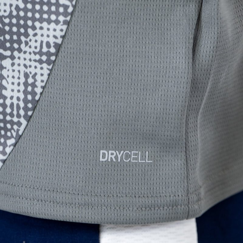 Dettaglio scritta Drycell su maglia allenamento grigia