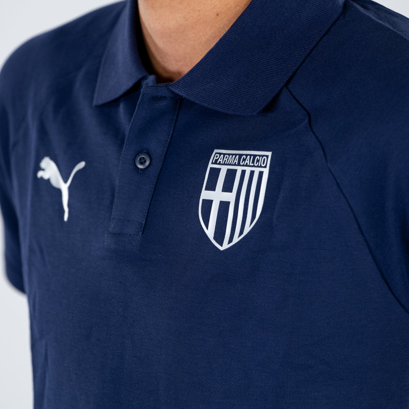 Dettaglio logo Parma Calcio su t-polo blu navy