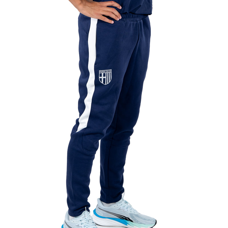 Pantalone tuta lungo blu navy, uomo con elastico in vita, bande laterali bianche, logo Parma Calcio e logo Puma