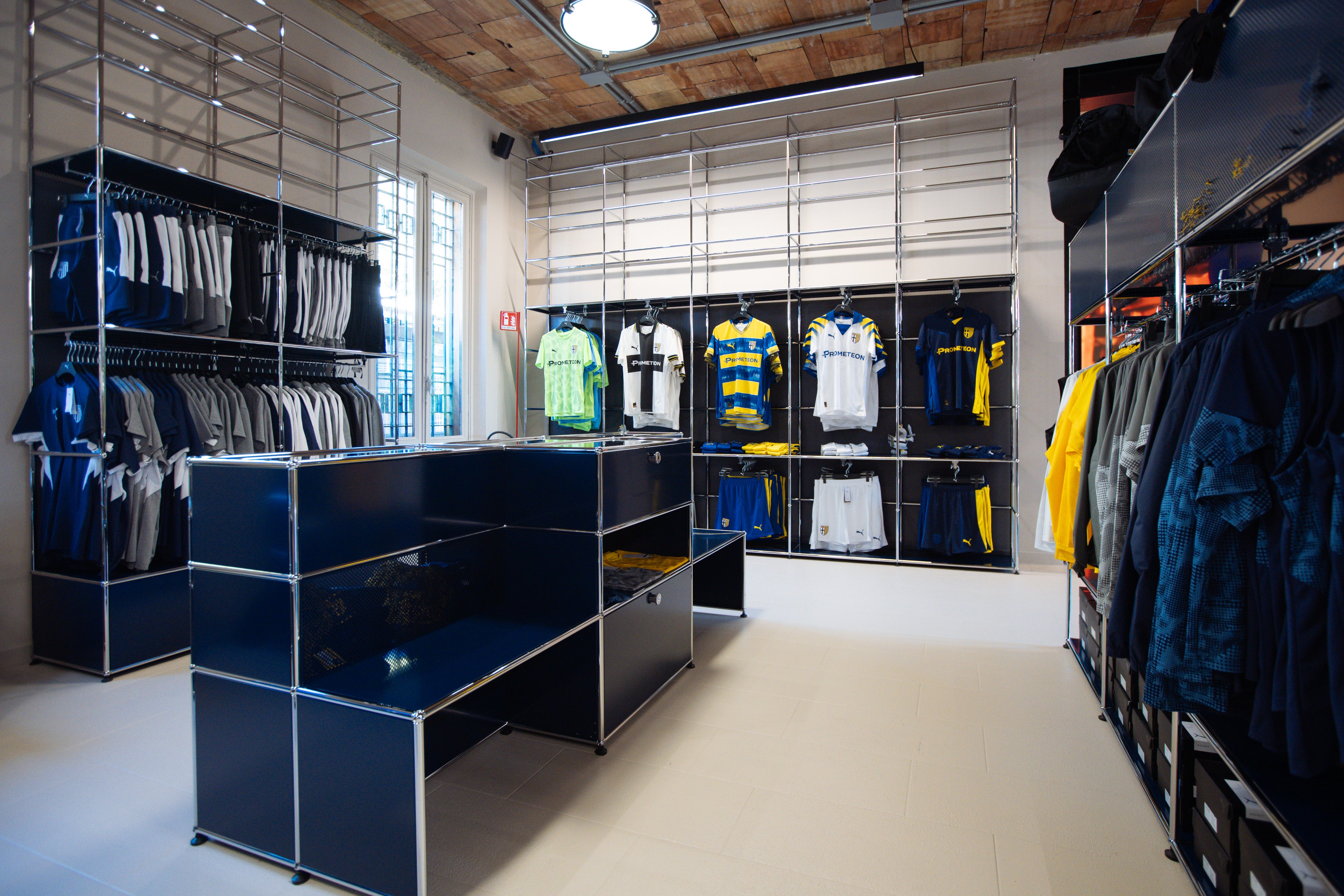 Foto interno nuovo store Parma Calcio con kit gara e abbigliamento esposti