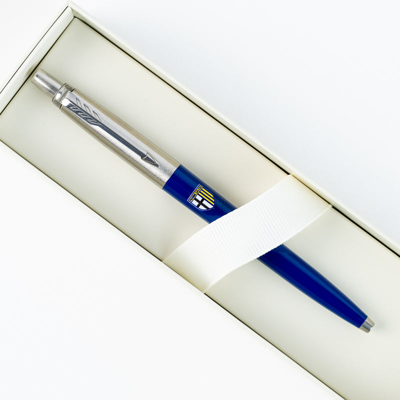 Penna Parker presenta un design blu con lo stemma del Parma Calcio.