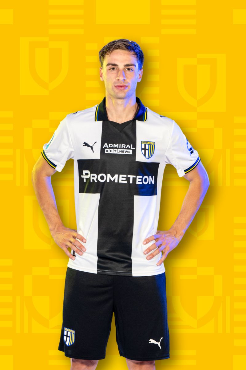 Foto calciatore Oristanio con Home Kit Parma Calcio su sfondo Texture gialla