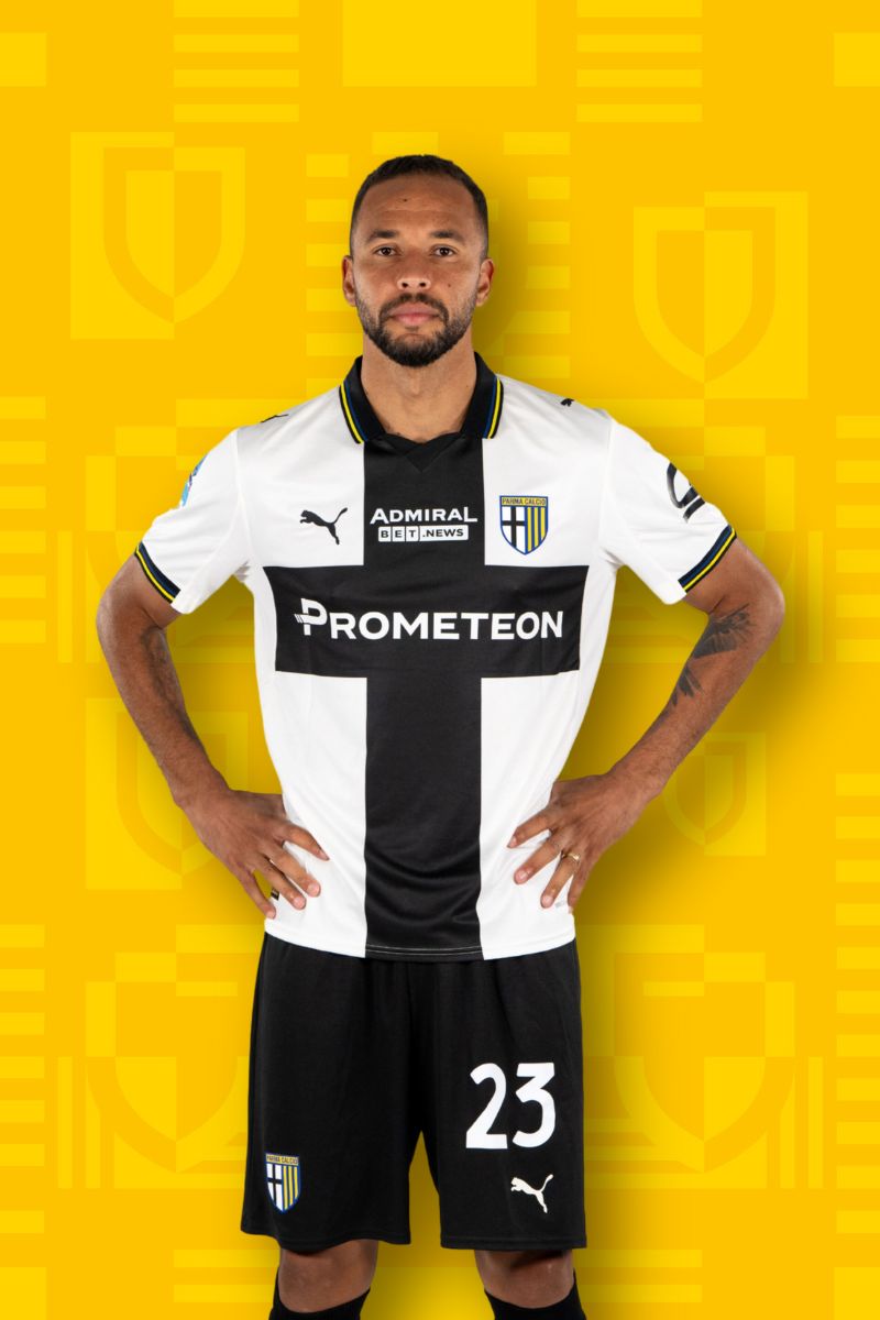 Foto calciatore Hernani Jr con Home Kit Parma Calcio su sfondo Texture gialla
