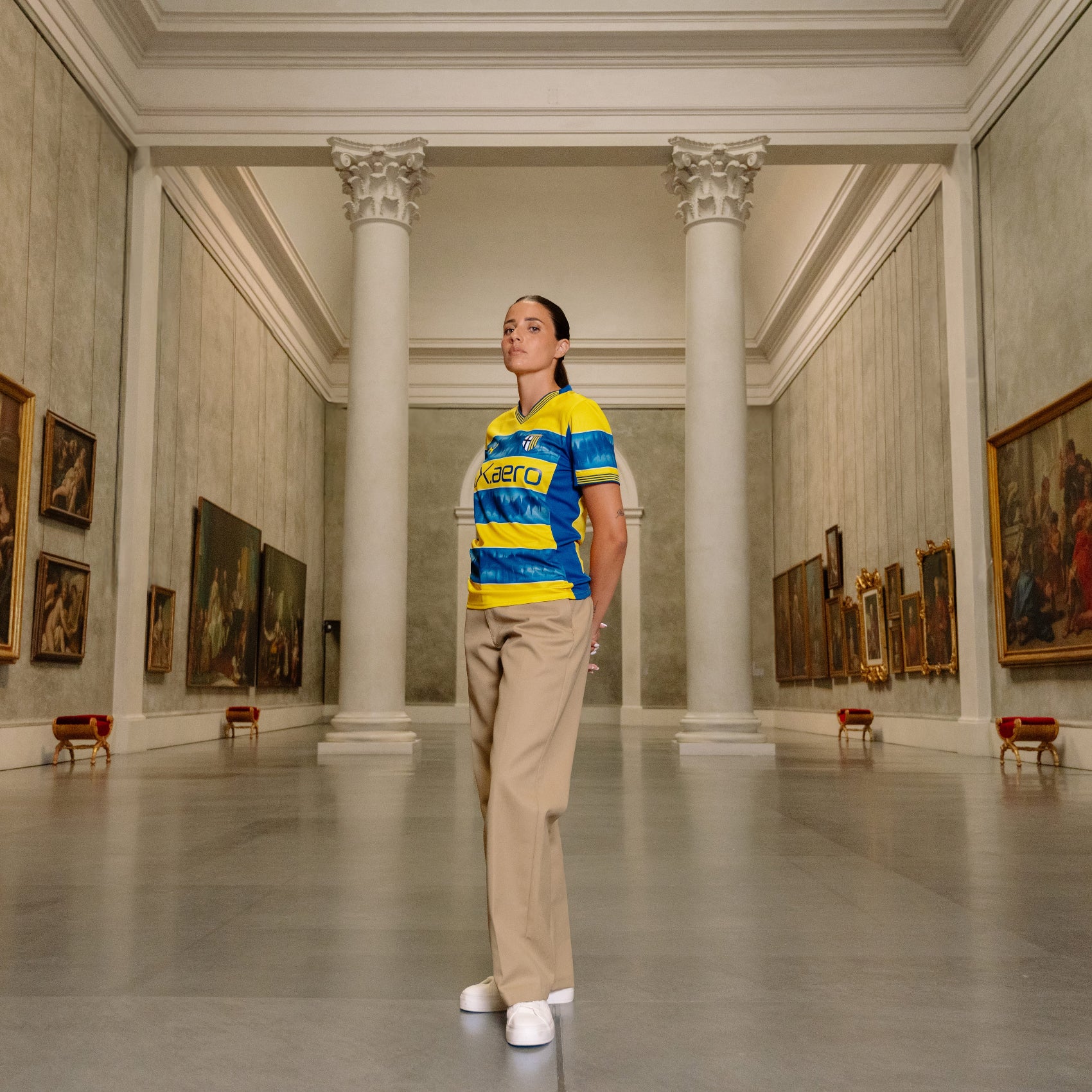 Foto presentazione maglia gara away nei colori giallo e blu che riprende in modo stilizzato la voce dei cori dei tifosi. Indossata dalla calciatrice Uffren dell a prima squadra femminile Parma Calcio