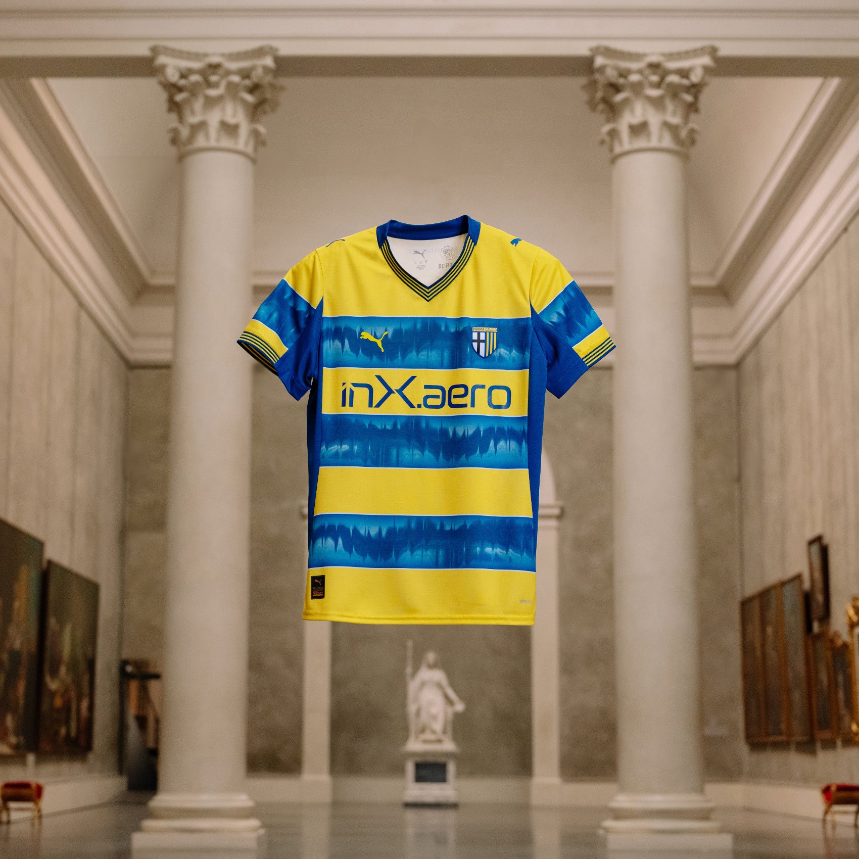 Foto nuova maglia gara away prima squadra femminile parma calcio  a righe giallo e blu con onda sonora della voce dei tifosi stilizzata.