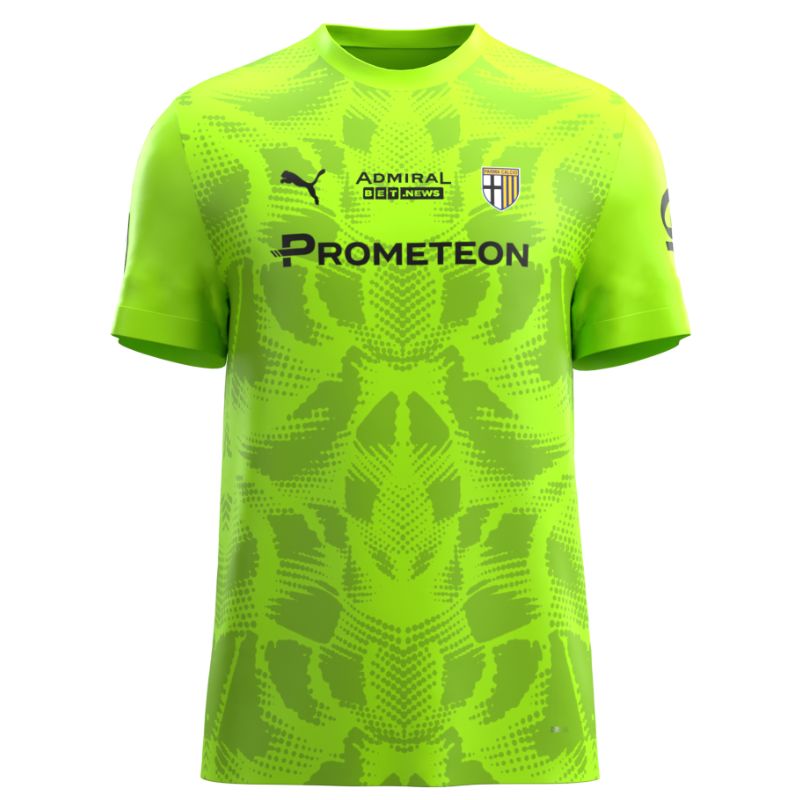 Fronte maglia gara Parma Calcio portiere Green Glare con trama geometrica sul fronte personalizzata con nome e numero calciatore, sponsor e patch serie A