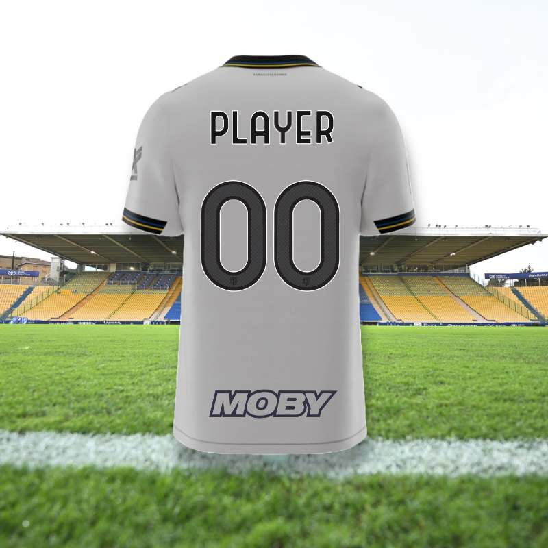 Grafica con modello 3D maglia Home Parma Calcio su sfondo tribuna stadio tardini