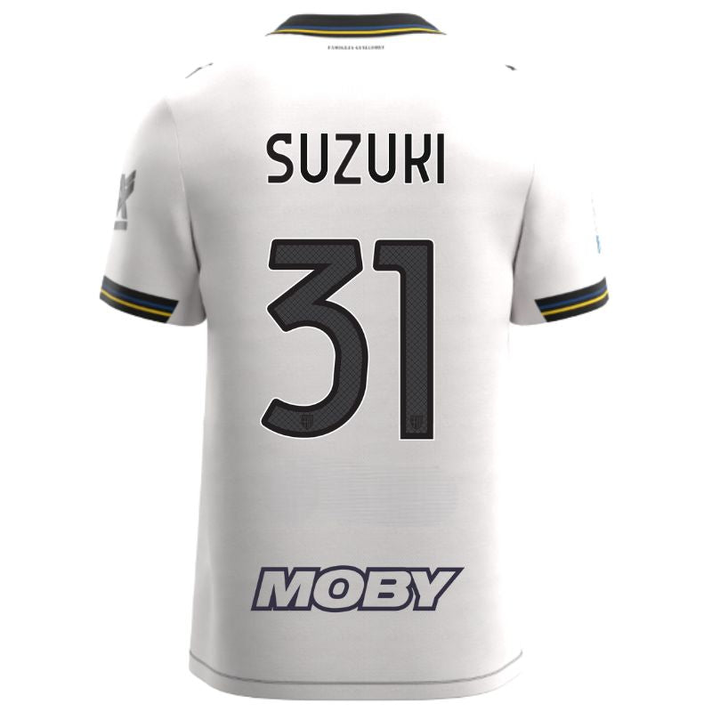 Maglia gara Home Parma Calcio Warm White con croce nera colletto a V, i dettagli in blu e giallo personalizzata con nome e numero Suzuki 31, sponsor e patch serie A